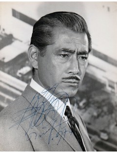 Toshiro Mifune – Photo argentique 20×26 cm signée et datée 1974, rare autographe du maître du cinéma japonais