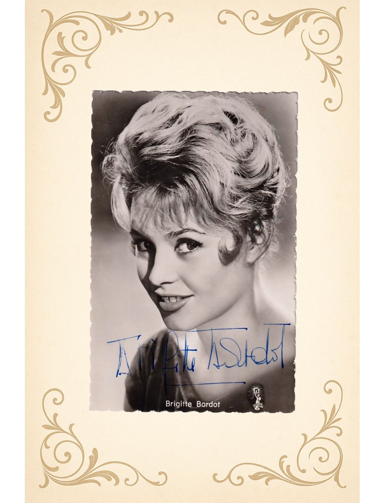 Brigitte Bardot – Carte photo vintage 9x14 cm signée à la plume dans les années 60 Brigitte Bardot – Carte photo vintage 9x14 cm signée à la plume dans les années 60