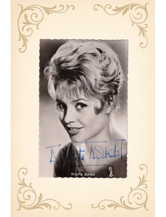 Brigitte Bardot – Carte photo vintage 9x14 cm signée à la plume dans les années 60
