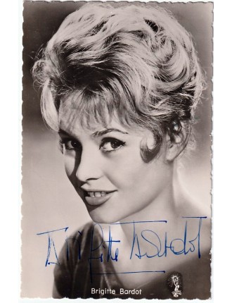Brigitte Bardot – Carte photo vintage 9x14 cm signée à la plume dans les années 60– Authentique autographe garanti à vie