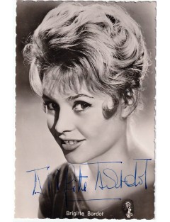 Brigitte Bardot – Carte photo vintage 9x14 cm signée à la plume dans les années 60– Authentique autographe garanti à vie