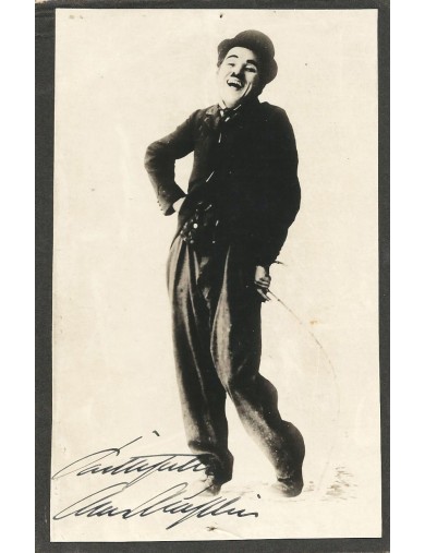 Extraordinaire et fort recherchée photo 10x15 cm signée "Faithfully, Chas Chaplin" par Chaplin
