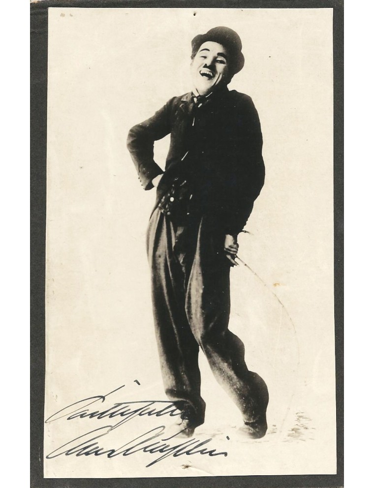 Extraordinaire et fort recherchée photo 10x15 cm signée "Faithfully, Chas Chaplin" par Chaplin