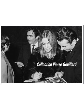 AUTOGRAPHE DE SHARON TATE PHOTOGRAPHIEE PENDANT QU'ELLE LE SIGNE