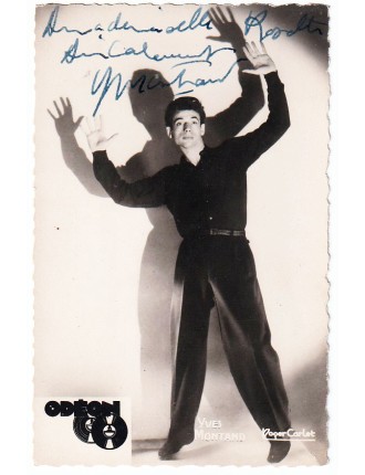 AUTOGRAPHE YVES MONTAND — Superbe carte postale originale 9 × 14 cm, dédicacée et signée à la plume dans les années 1946–