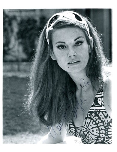 Autographe de Claudine Auger – Belphégor le Magnifique – Photo originale Warner Bros dédicacée et signée (fin des années 1960)