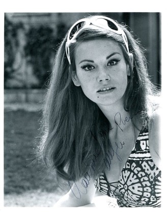 Autographe de Claudine Auger – Belphégor le Magnifique – Photo originale Warner Bros dédicacée et signée (fin des années 1960)