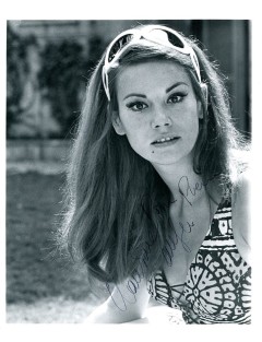 Autographe de Claudine Auger – Belphégor le Magnifique – Photo originale Warner Bros dédicacée et signée (fin des années 1960)