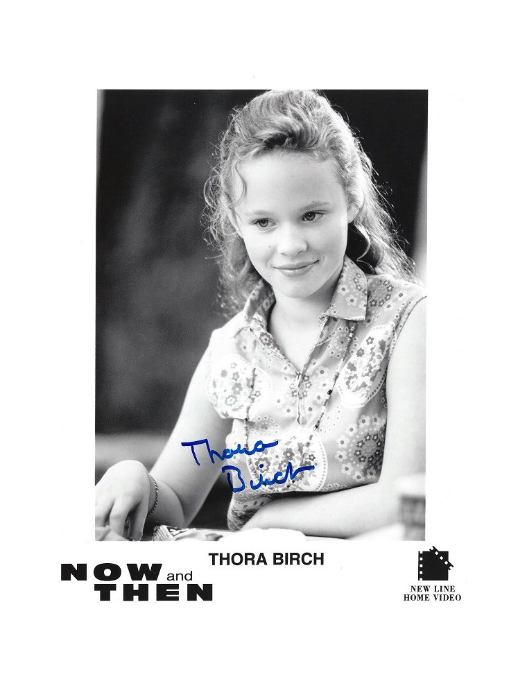 AUTOGRAPHE DE  Thora BIRCH - Photographie de production 20 x 25 cm signée – 1996 – Signature d’adolescence rare