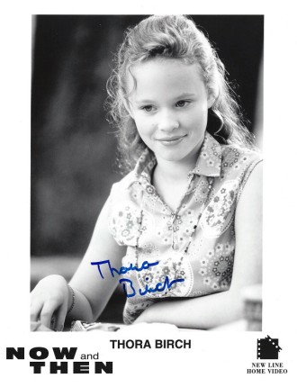 AUTOGRAPHE DE  Thora BIRCH - Photographie de production 20 x 25 cm signée – 1996 – Signature d’adolescence rare