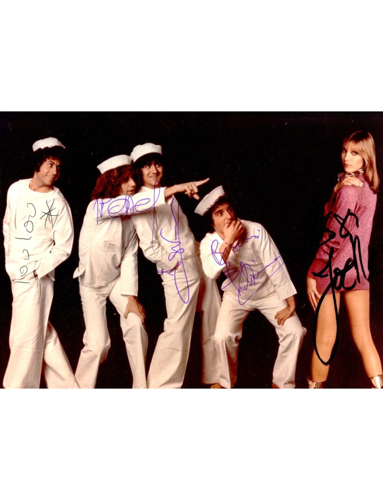 AUTOGRAPHES  Grande photographie originale de production (22 x 29 cm) signée par l’ensemble du groupe IL ETAIT UNE FOIS